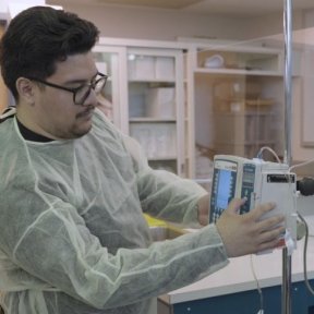 Giovanny Sanchez uses infusion pump in the MWU pharmacy lab.