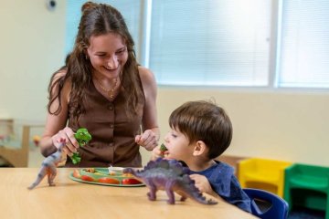 child eating apples and broccoli 