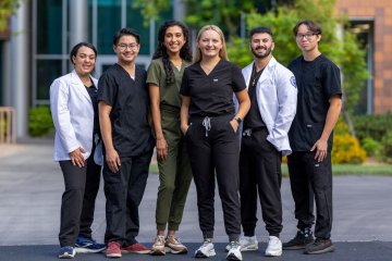 Students stand in front of building on Glendale Campus