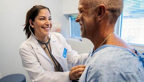MWU nurse practitioner student examines patient.