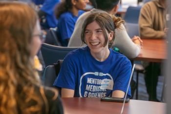 Mentor berbicara dengan siswa Aurora